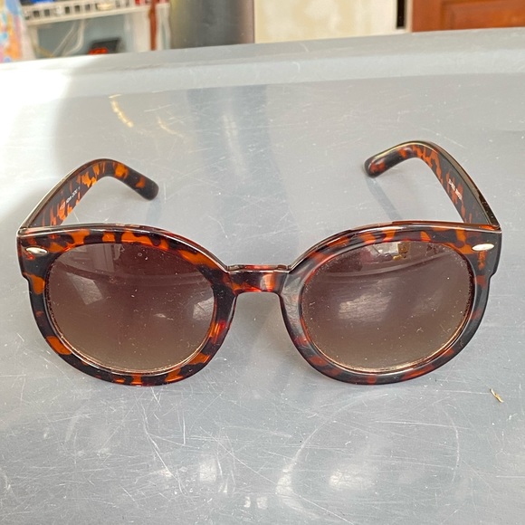 Tortoise Shell Polarized Retro Inspired High Fashion Oversize Round Sunglasses - Picture 6 of 10